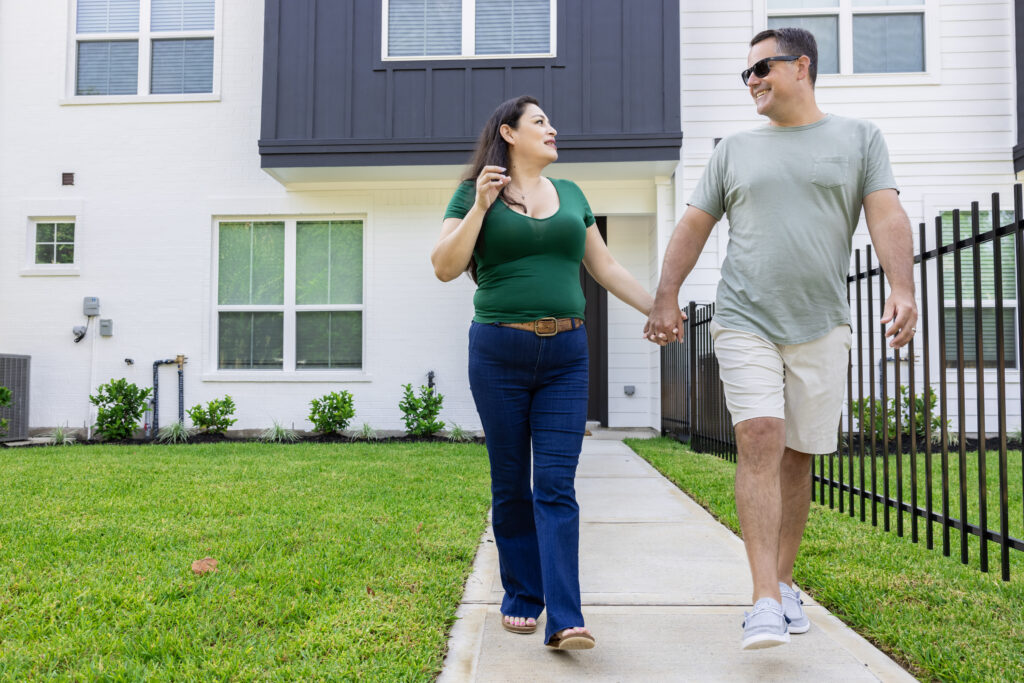 pareja saliendo de su casa en un barrio de Houston, TX