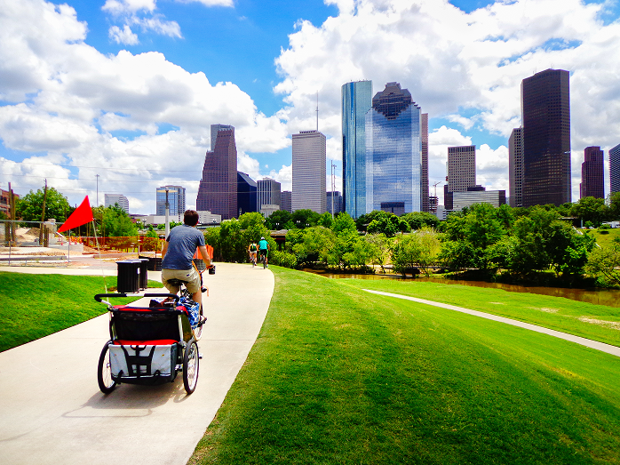 Persona en bicicleta por un sendero hacia el centro de Houston