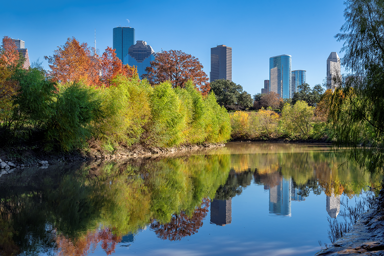 Lago con vistas al centro de Houston